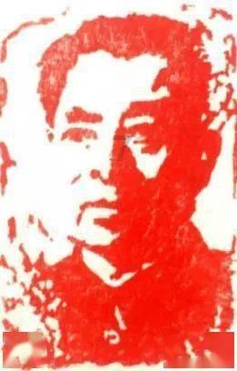 杨紫晒捏脸比心自拍照 双眸明亮表情可爱灵动